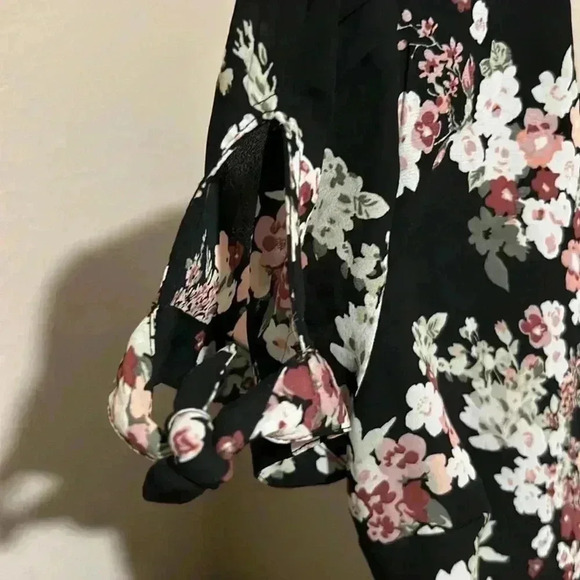 Abercrombie & Fitch floral V neck - Picture 4 of 5